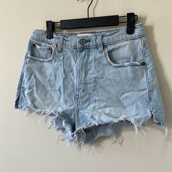 Abercrombie & Fitch The Mom Short High Rise Light Wash Distressed Denim Shorts - Picture 2 of 9